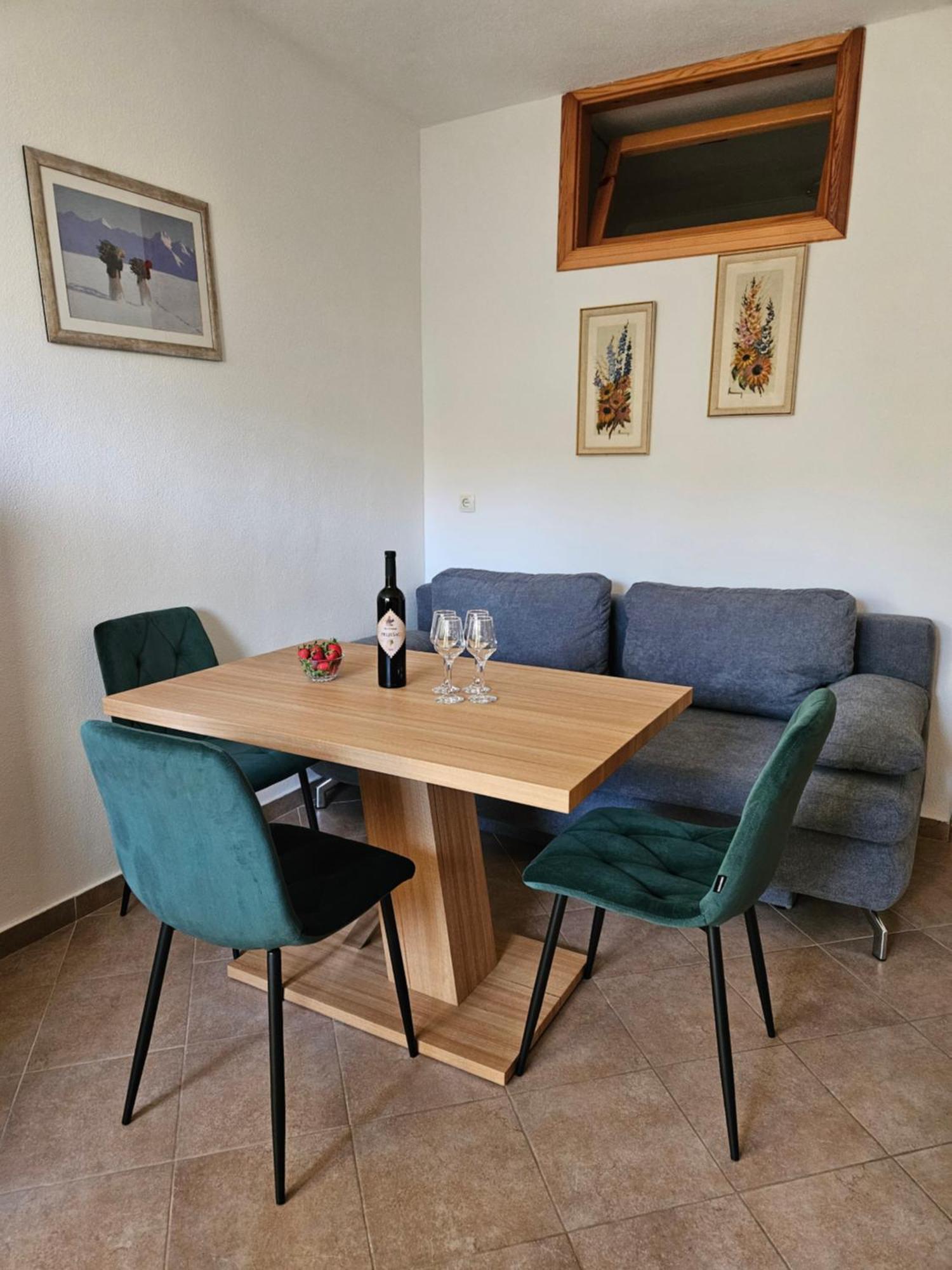 Apartmani Natasa 로크바 로고즈니차 외부 사진